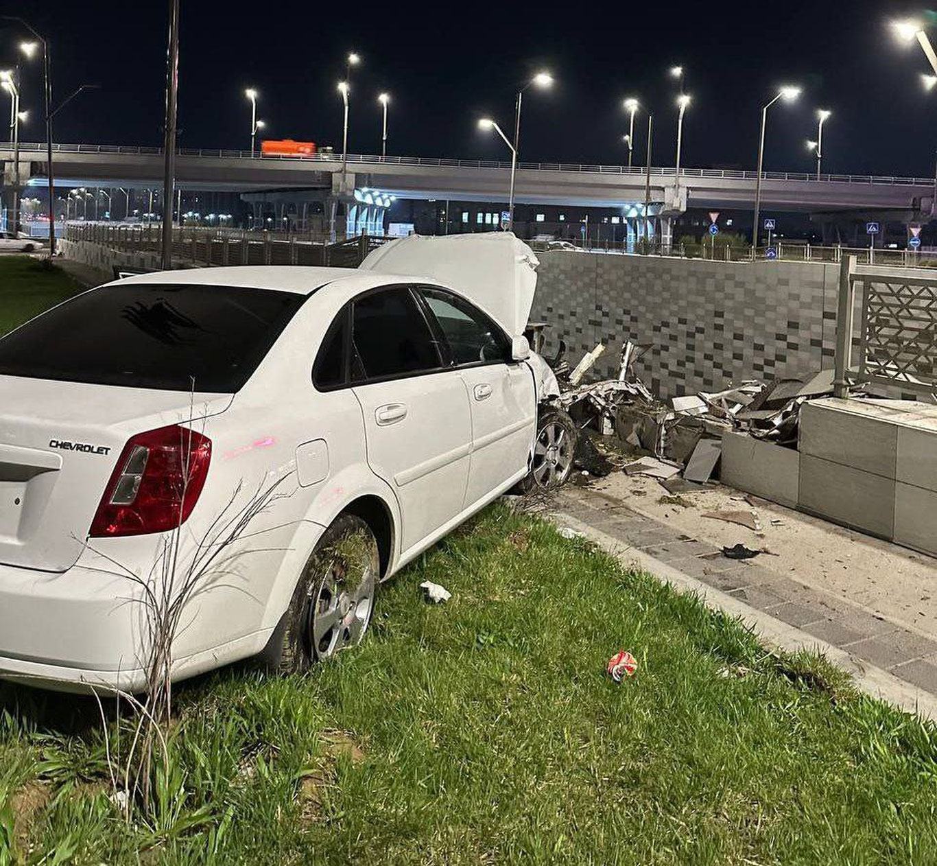 Toshkentda Lacetti avariyaga uchradi