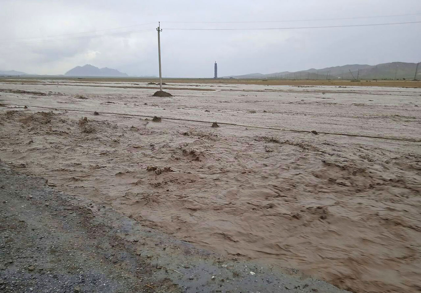 Kuchli yomg‘ir sabab Parkentdagi qishloqni suv bosdi