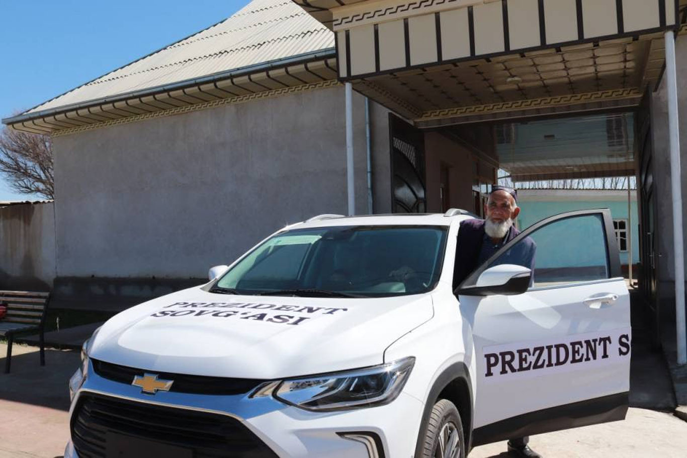 Prezident sirdaryolik otaxonga “Treker” sovg‘a qildi