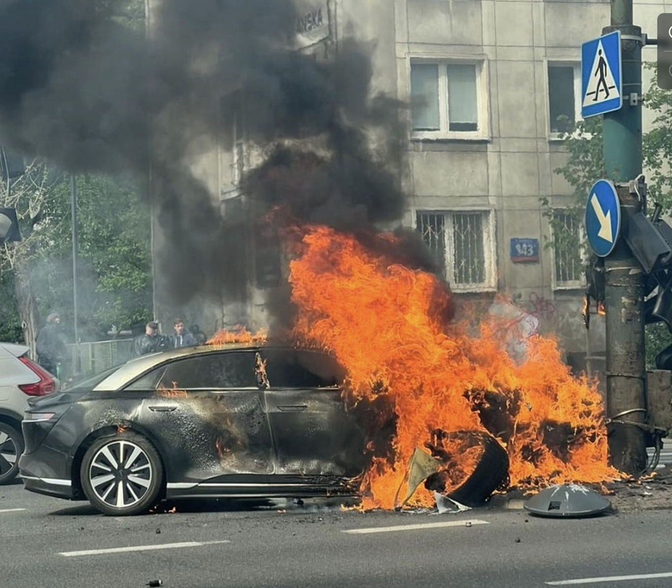 Мамлакатда ягона бўлган қимматбаҳо машина ёниб кетди