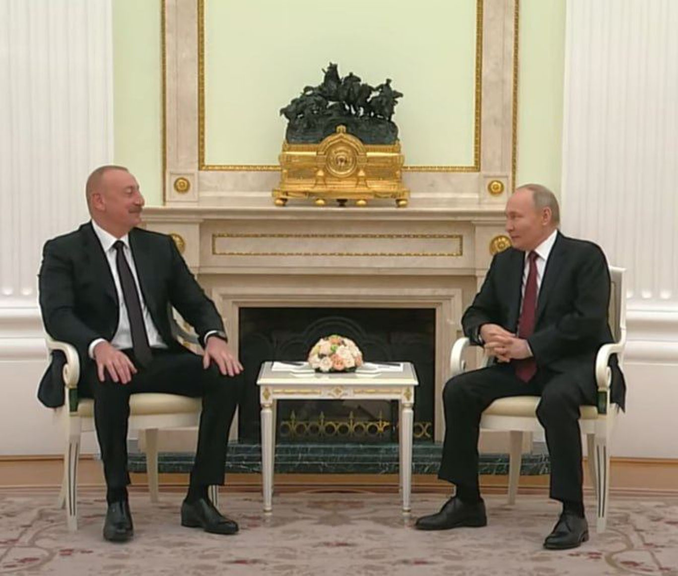 Путин Алиев билан музокара ўтказди