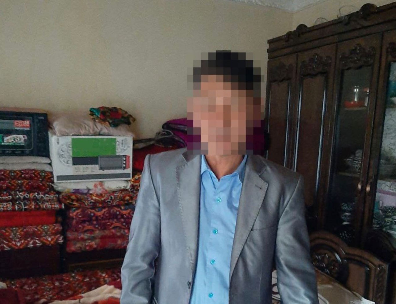 Qidiruvdagi qarzdor ota boshqa xotinining yotoqxonasidan topildi