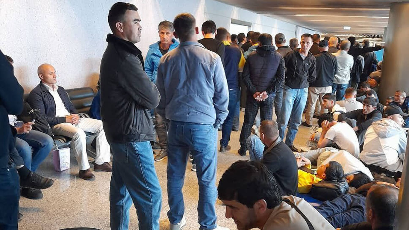 Москва аэропортларида мингдан ортиқ тожикистонлик қолиб кетмоқда