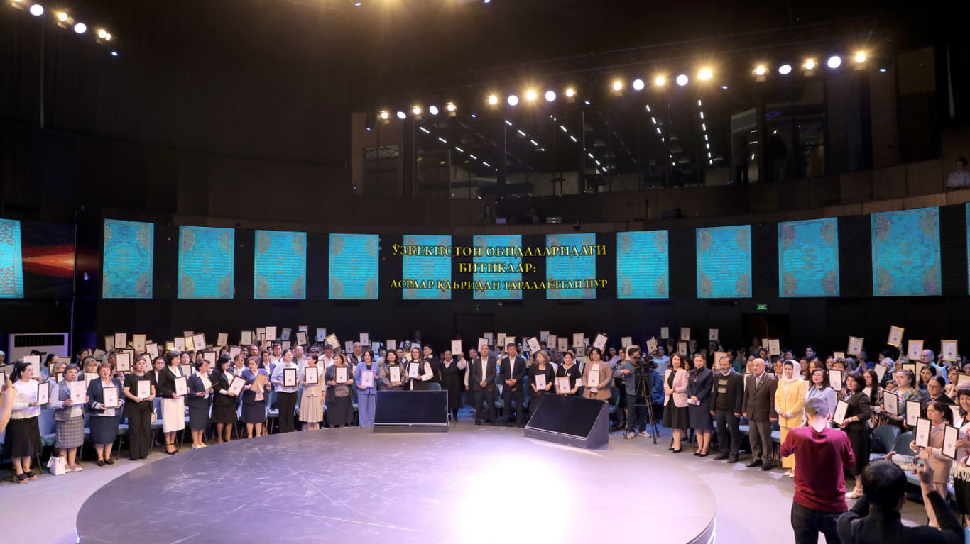 Тошкентдаги 340 та мактабга “Ўзбекистон обидаларидаги битиклар” туркумидаги 6 800 та китоб-альбомлар топширилди