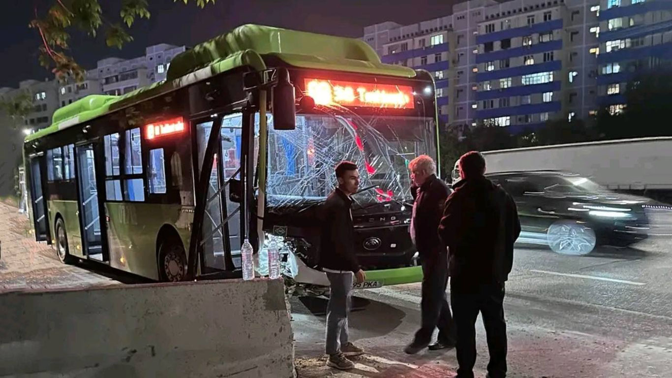 Тошкентда автобус йўловчилари билан аварияга учради