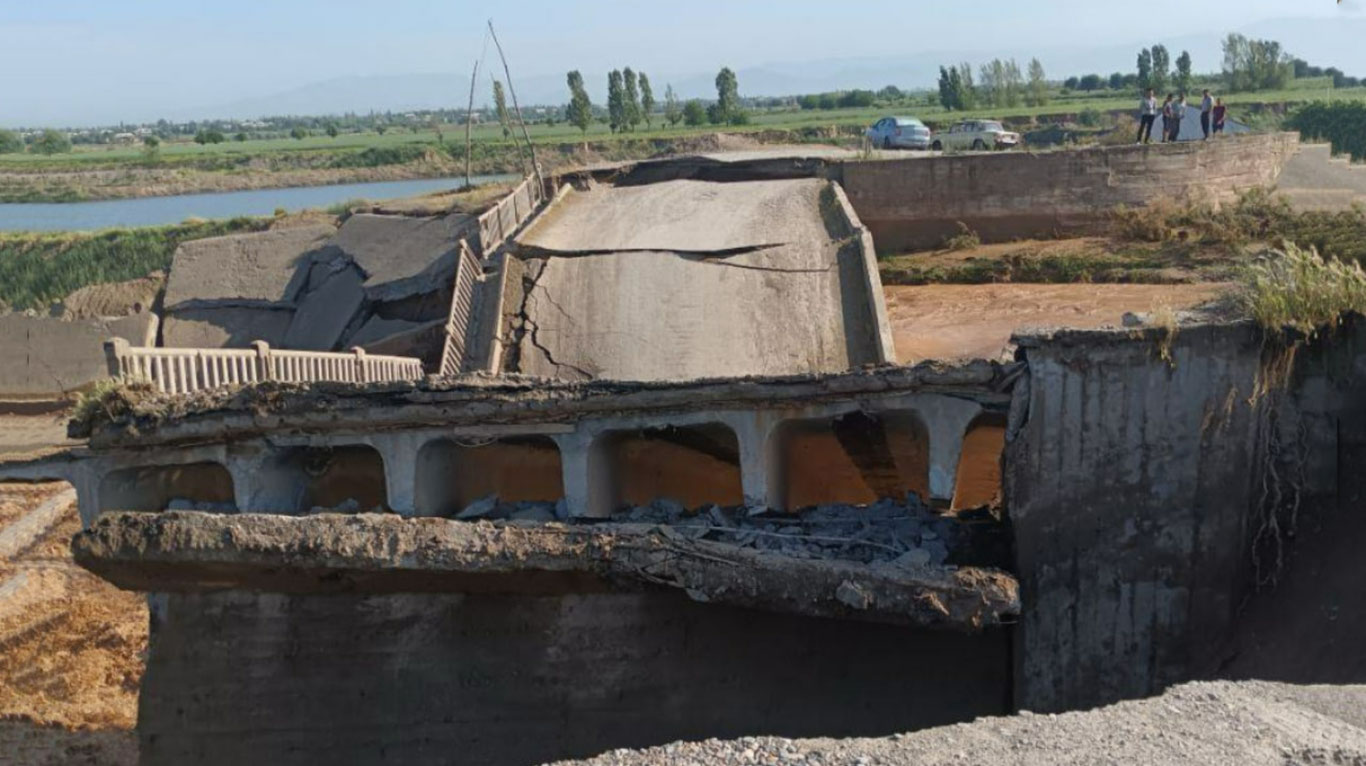 Қашқадарёда кучли сел кўприкни оқизиб кетди