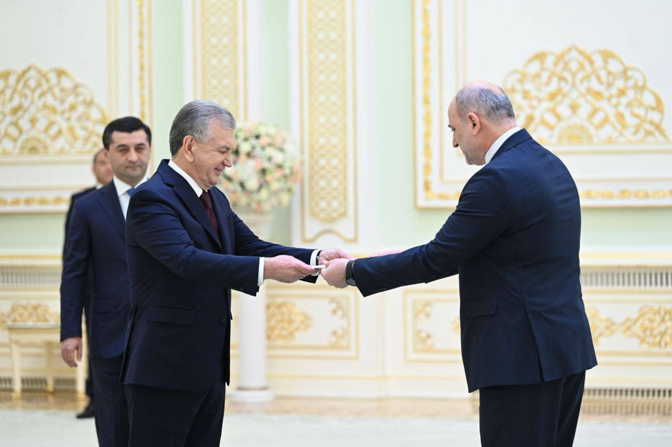 Prezident elchilarning ishonch yorliqlarini qabul qildi