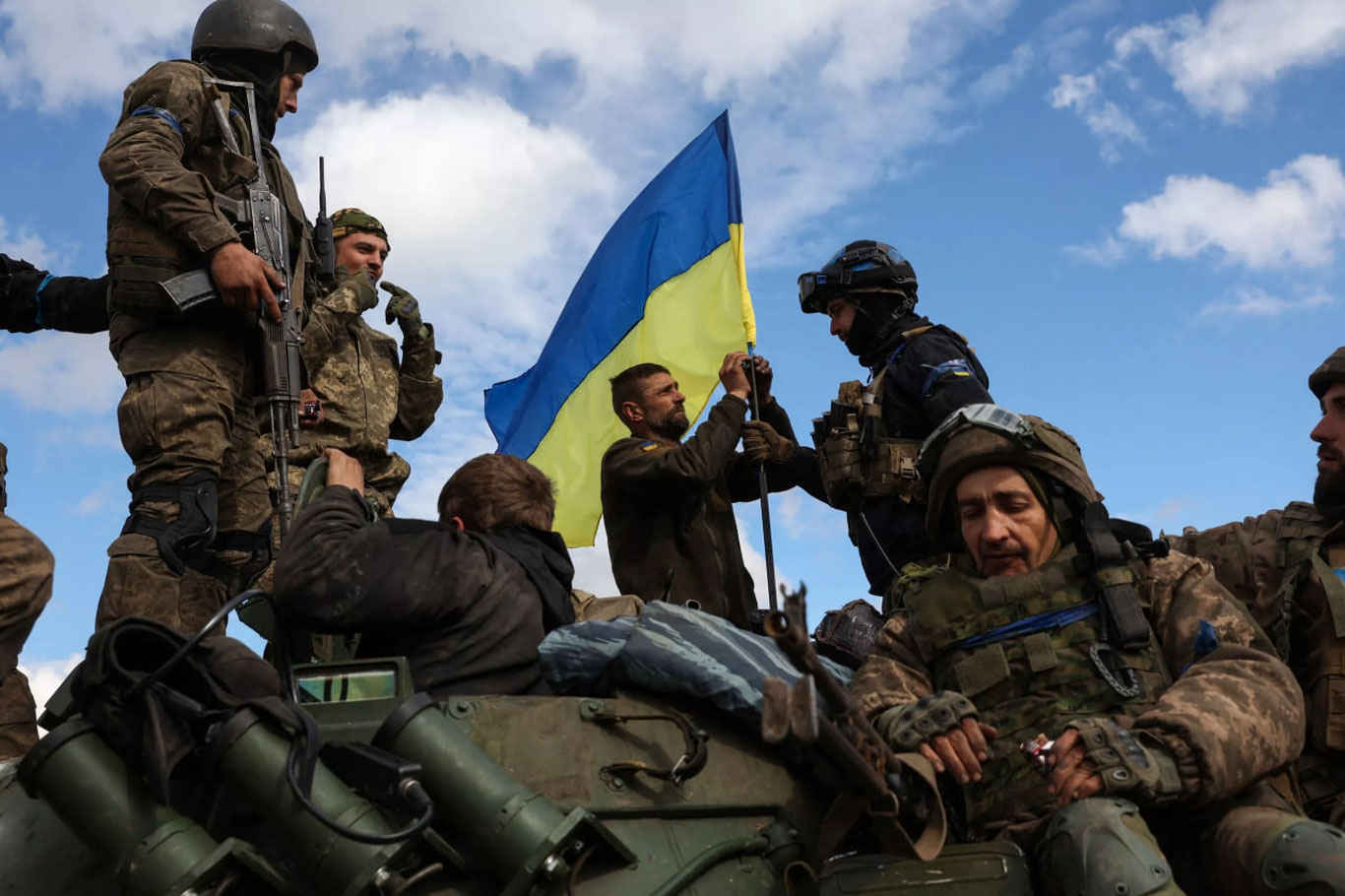 Ukraina harbiy holat uch oyga uzaytirildi