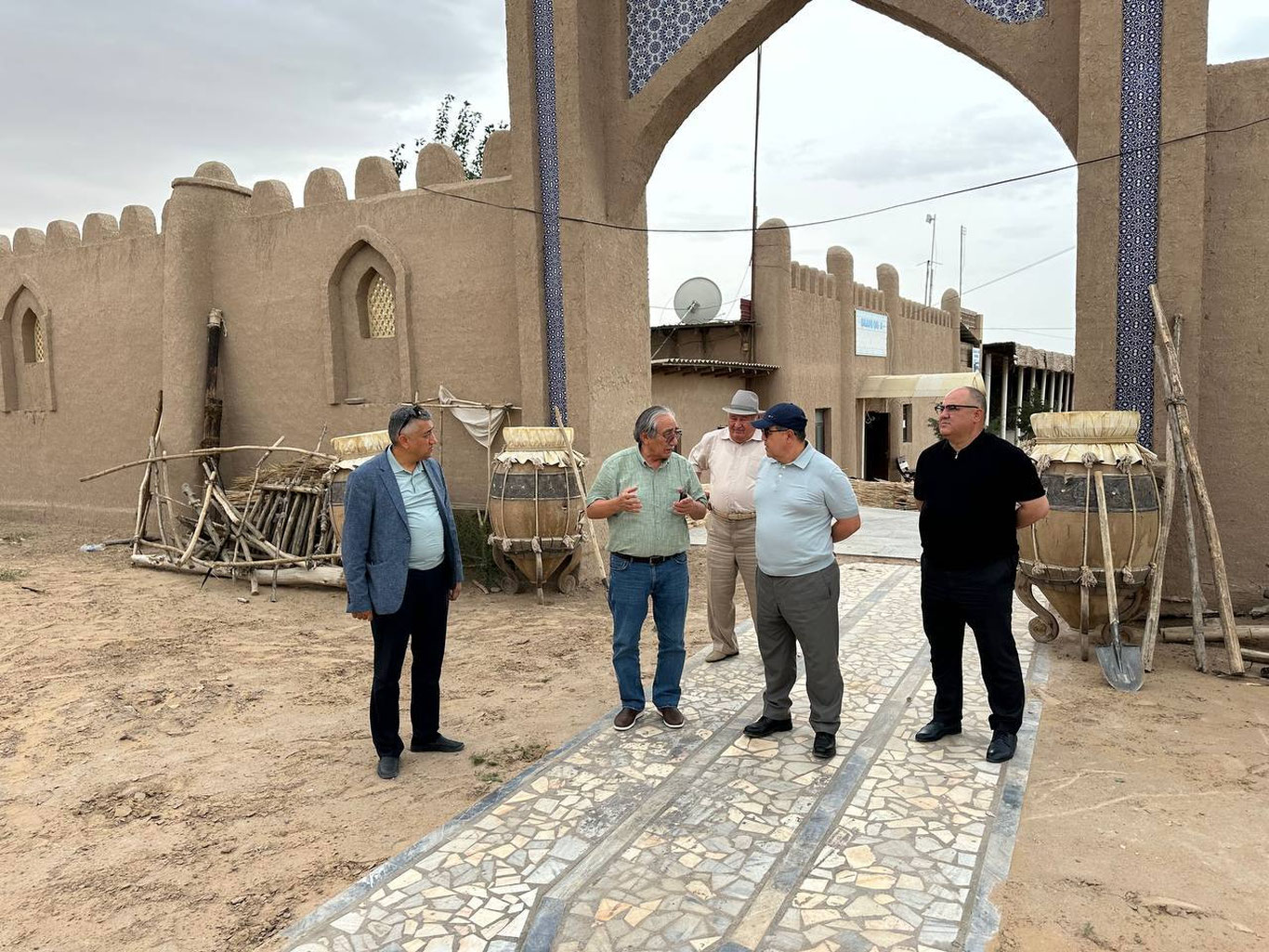 Кинематография агентлиги директори Хоразмдаги кино шаҳарча билан танишди