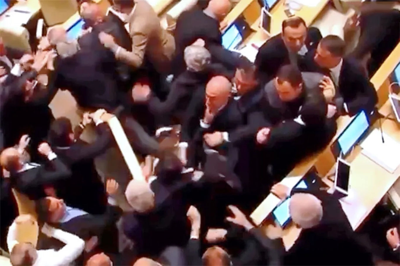 Грузияда депутатлар яна муштлашди