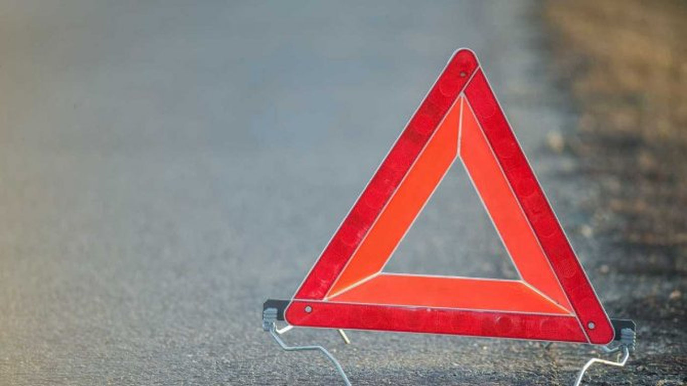 Жиззахда 3 та юк машинаси тўқнашиб кетди