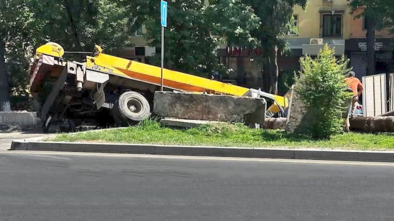 Тошкентда автокран ағдарилиб кетди