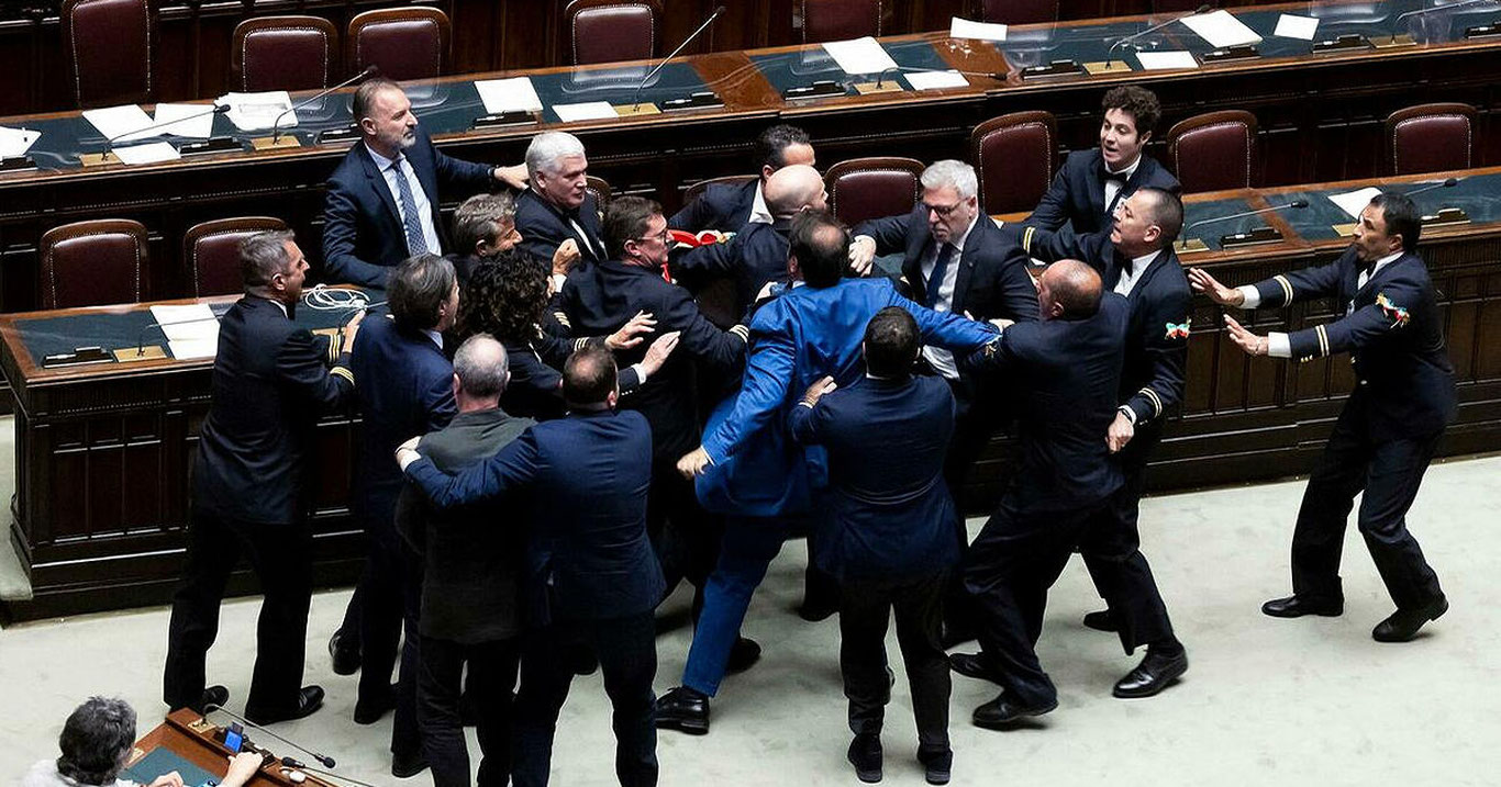 Италия парламентида муштлашув бўлди