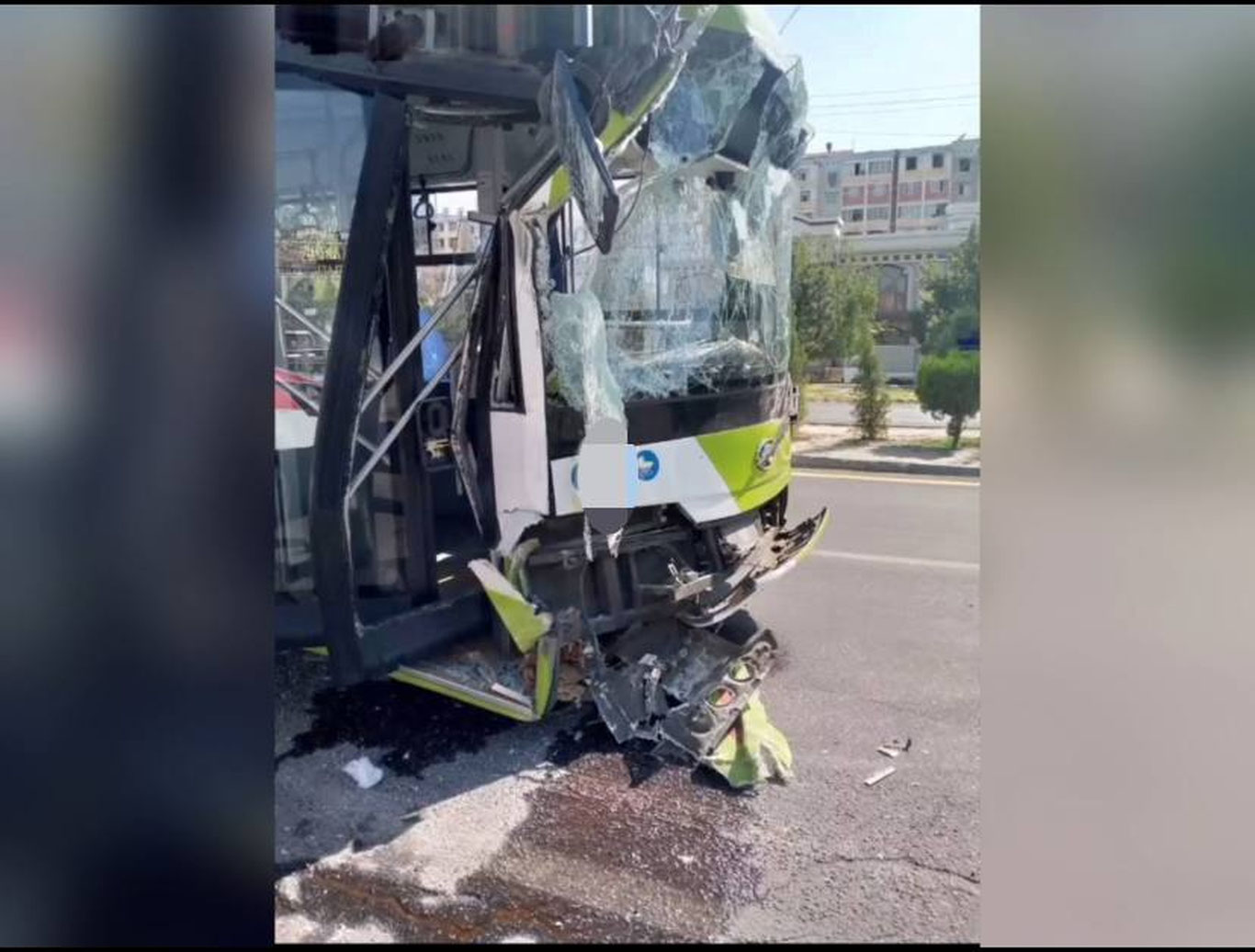 Тошкентда иккита автобус тўқнашиб кетди