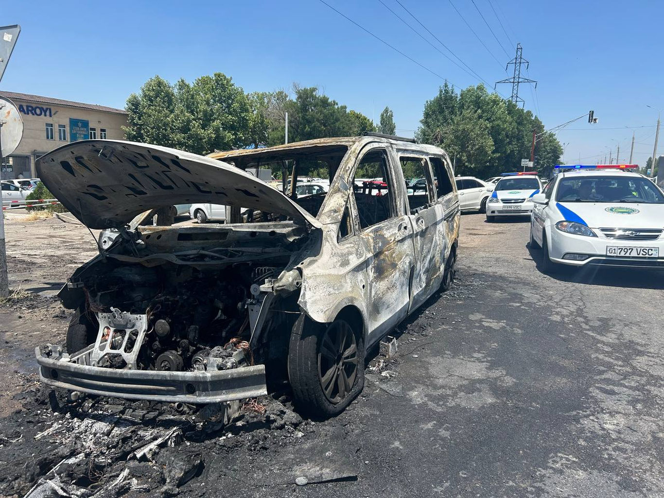 Toshkentda Mercedes-Benz yonib ketdi