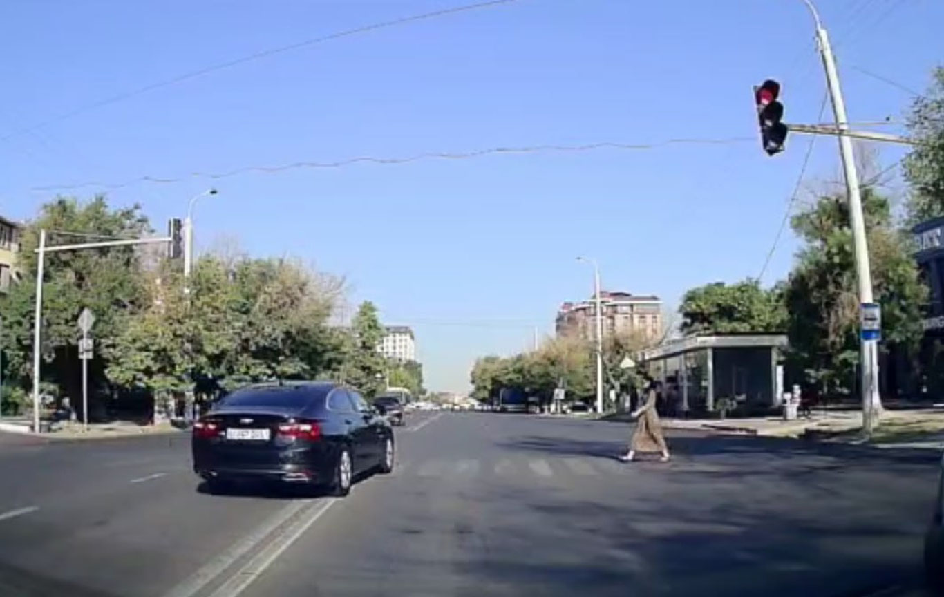 Yoshlar ishlari agentligiga tegishli “Malibu” yo‘lning qarama-qarshi yo‘nalishida harakatlandi
