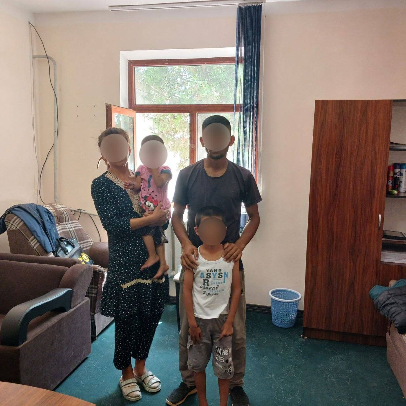 Боласини ваҳшийларча тепиб, йиқитган эркак видеоси тарқалди