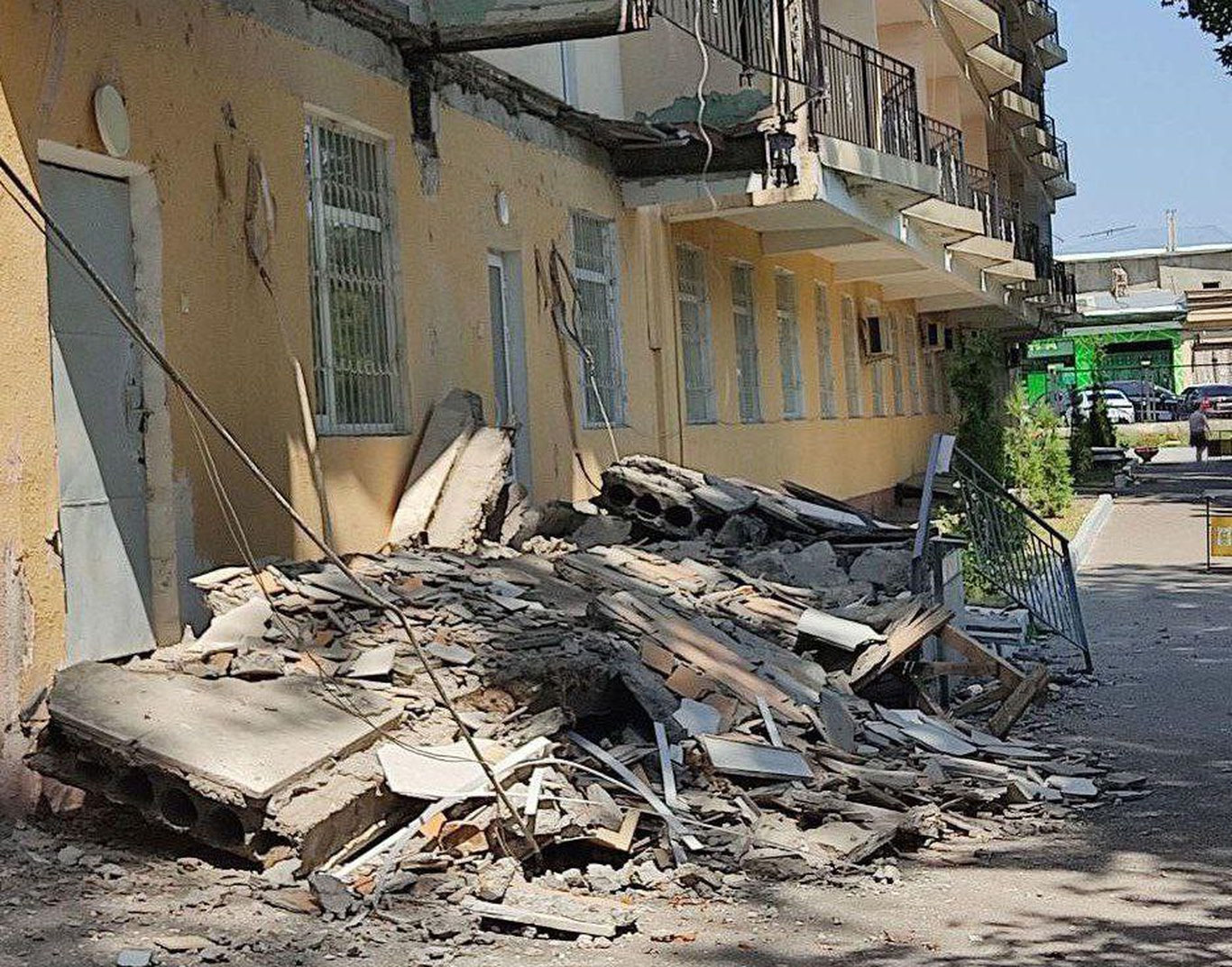 Тошкентда 1-сон шаҳар шифохонаси биноси дарз кетди