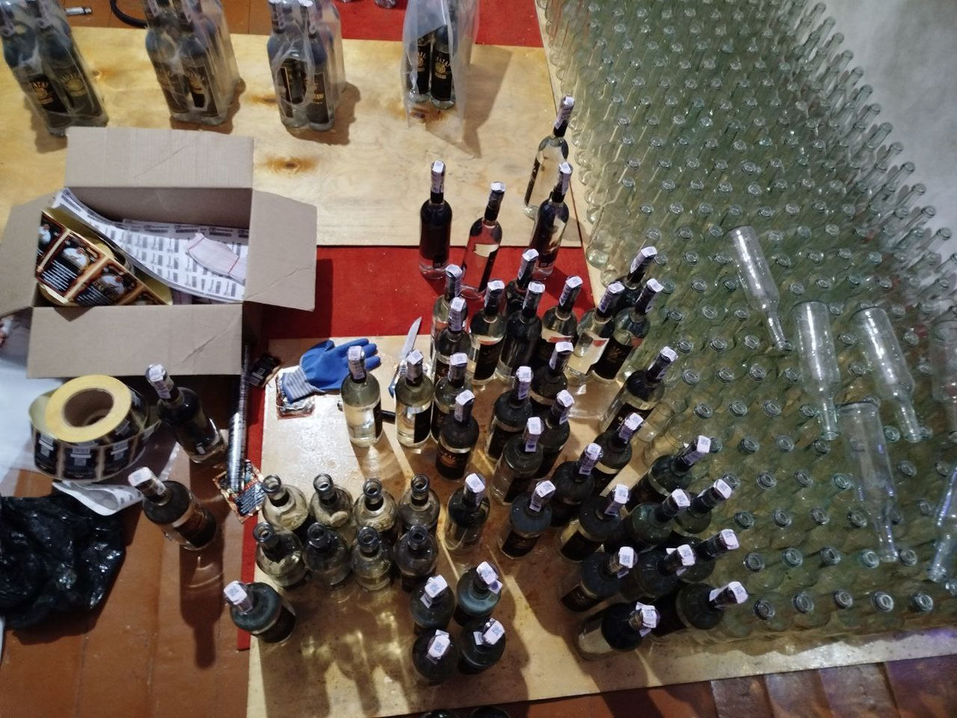 Тўрткўлда қалбаки алкоголь ишлаб чиқараётган цех фош бўлди