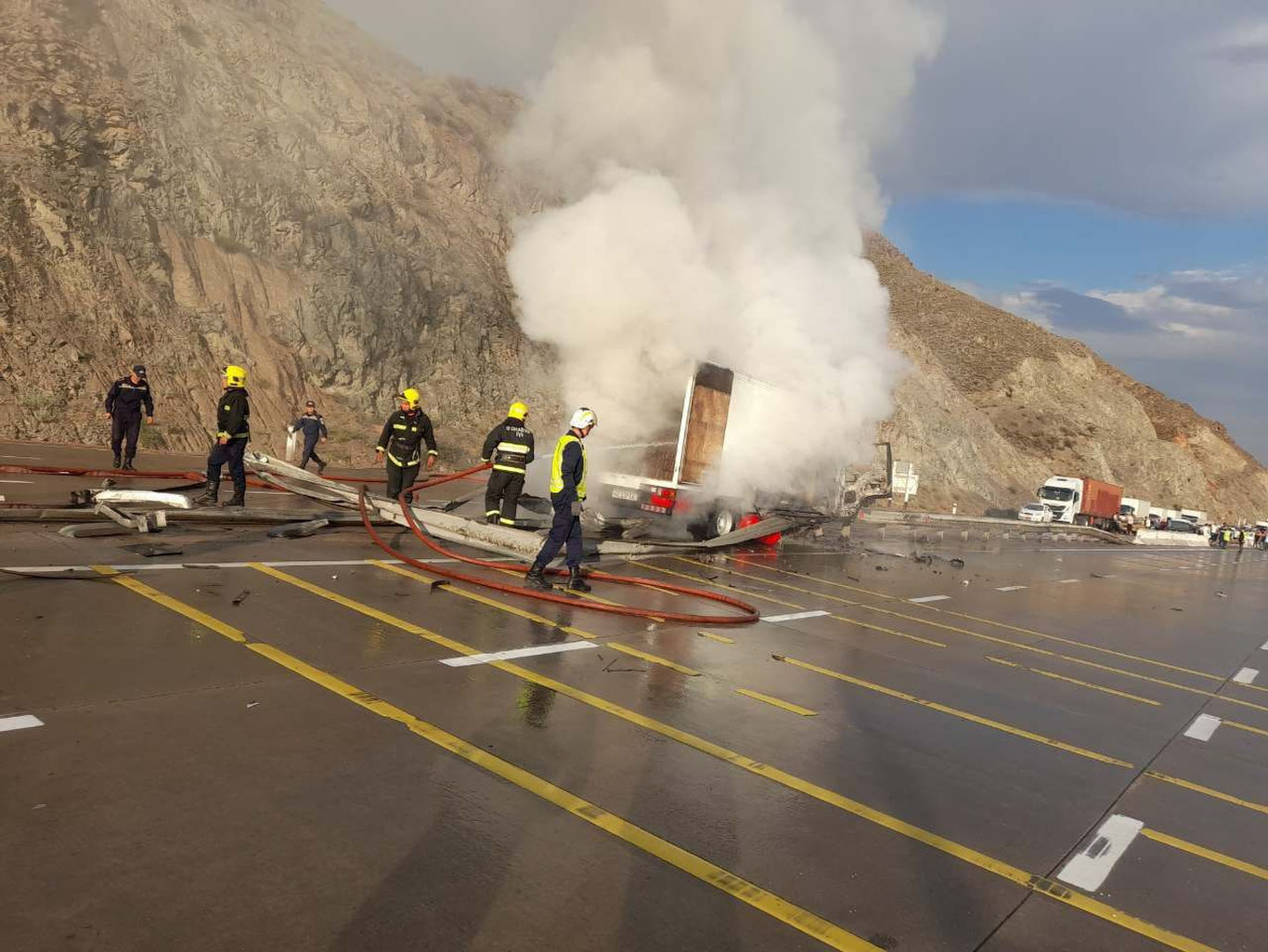 Қамчиқ довонида юк машинаси ёниб кетди