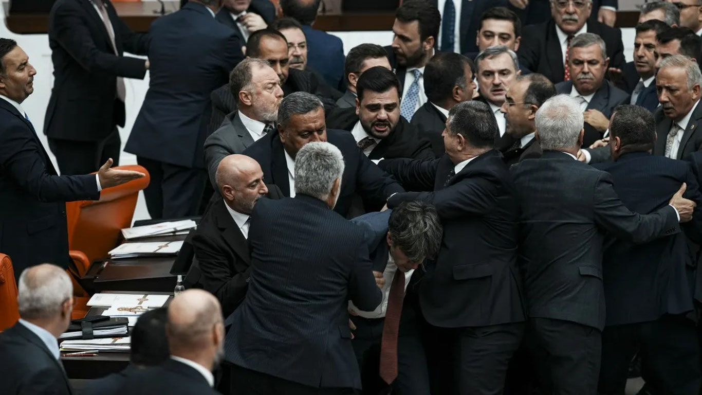 Туркияда депутатлар муштлашиб кетди