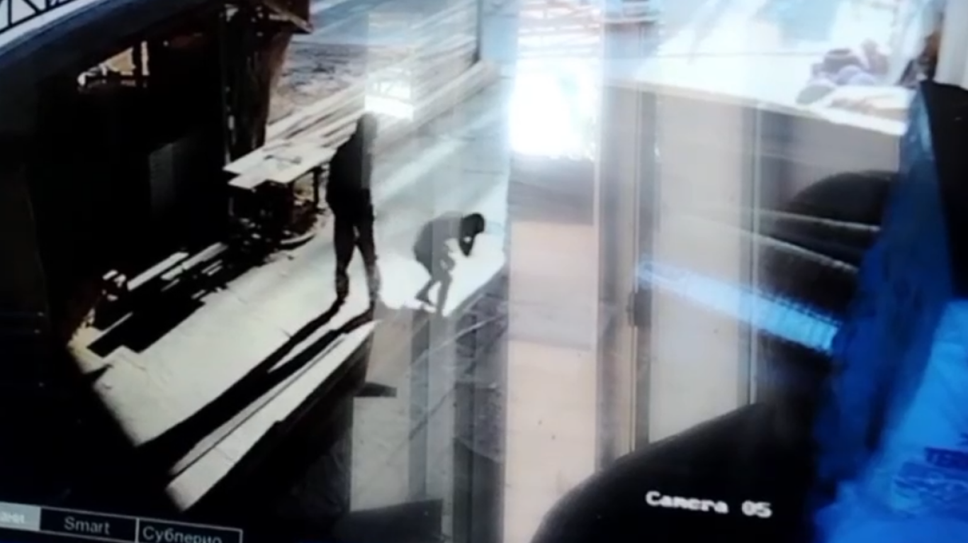 Қашқадарёда сотувчи 12 ёшли болани калтаклади