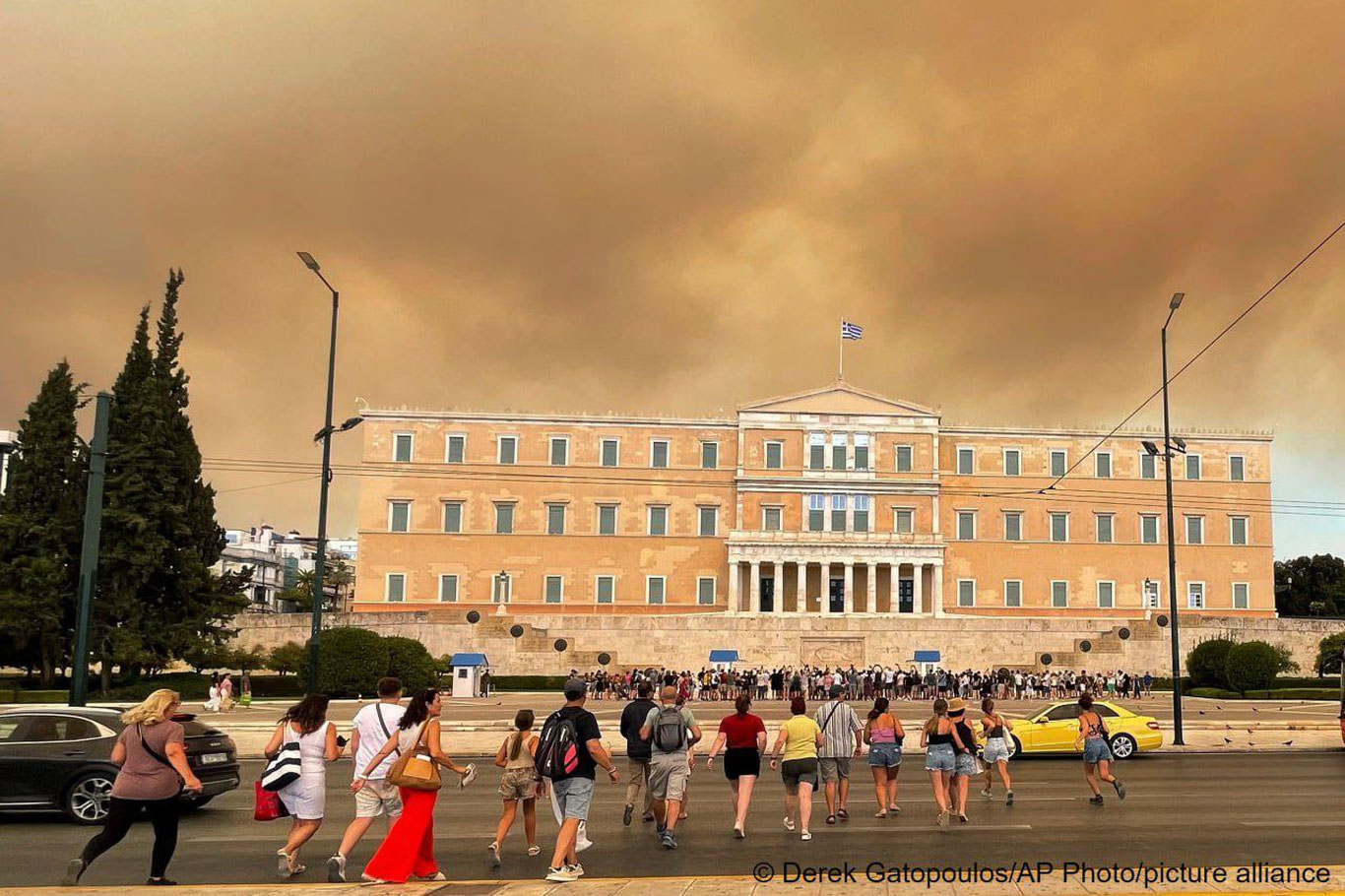 Грецияда ўрмон ёнғинлари авж олди