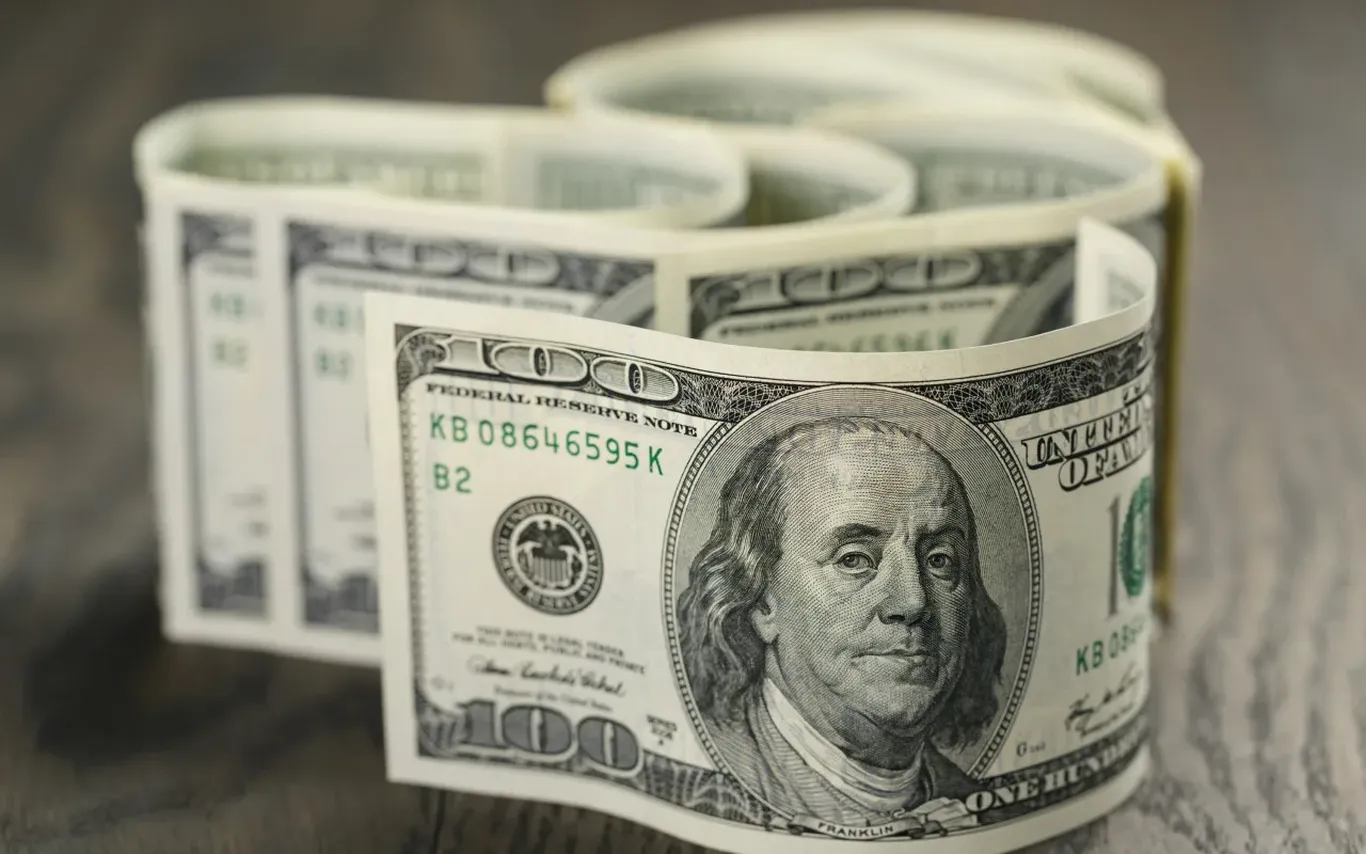 Долларнинг расмий курси тушди