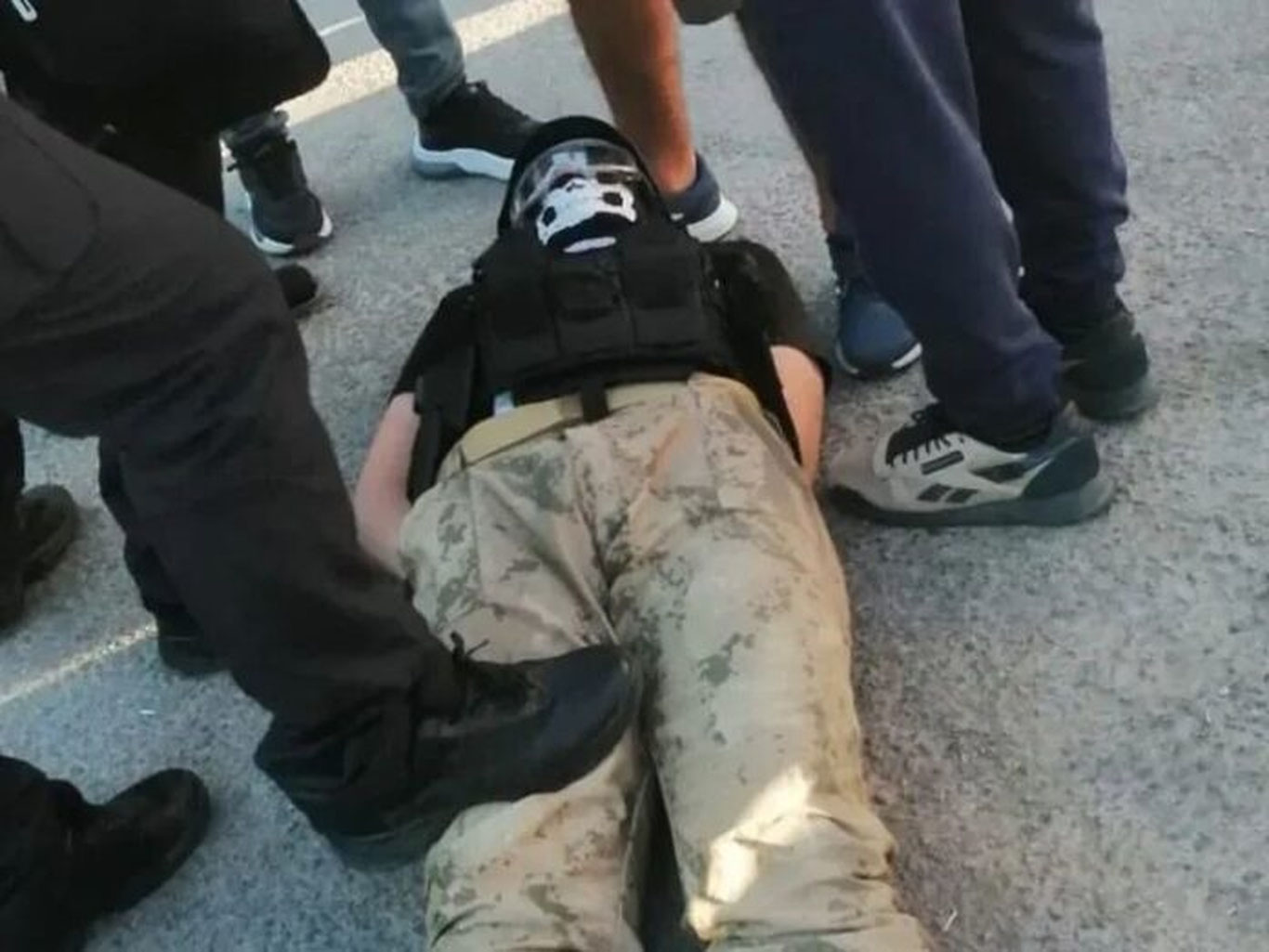 Туркияда ниқобли эркак бир неча кишини пичоқлади