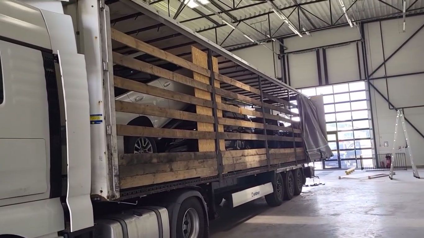 Ўзбекистонлик ҳайдовчи Toyota автомобилларини ҳожатхона қоғозига ўраб божхонадан ўтказмоқчи бўлди