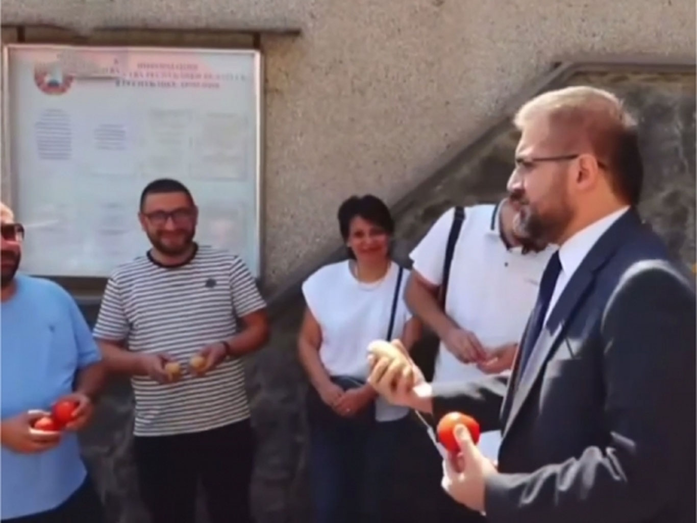 Yerevandagi Belarus elchixonasiga kartoshka, tuxum va pomidorlar uloqtirildi — video