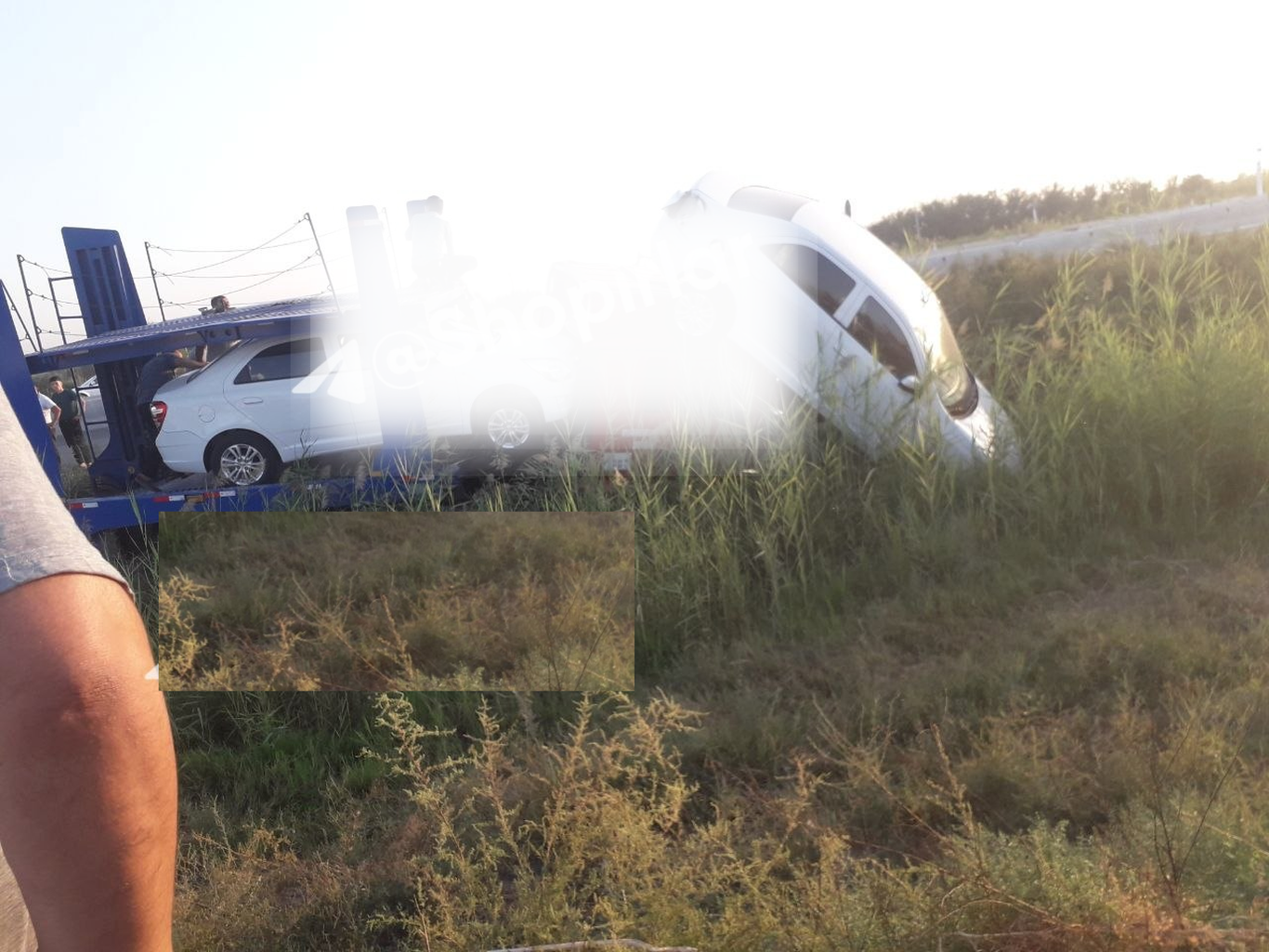 Фарғонада автотрейлер жарликка тушиб кетди