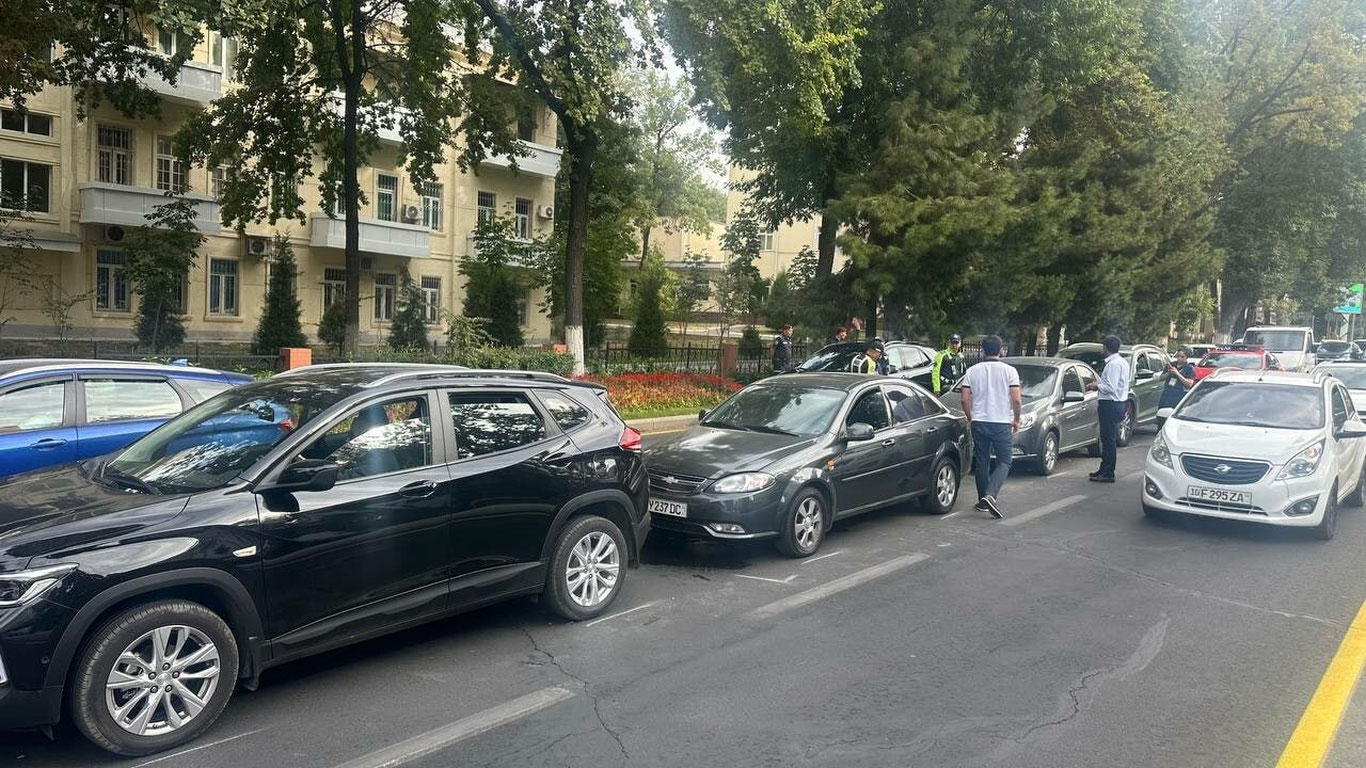 Тошкентда 5 та машина аварияга учради