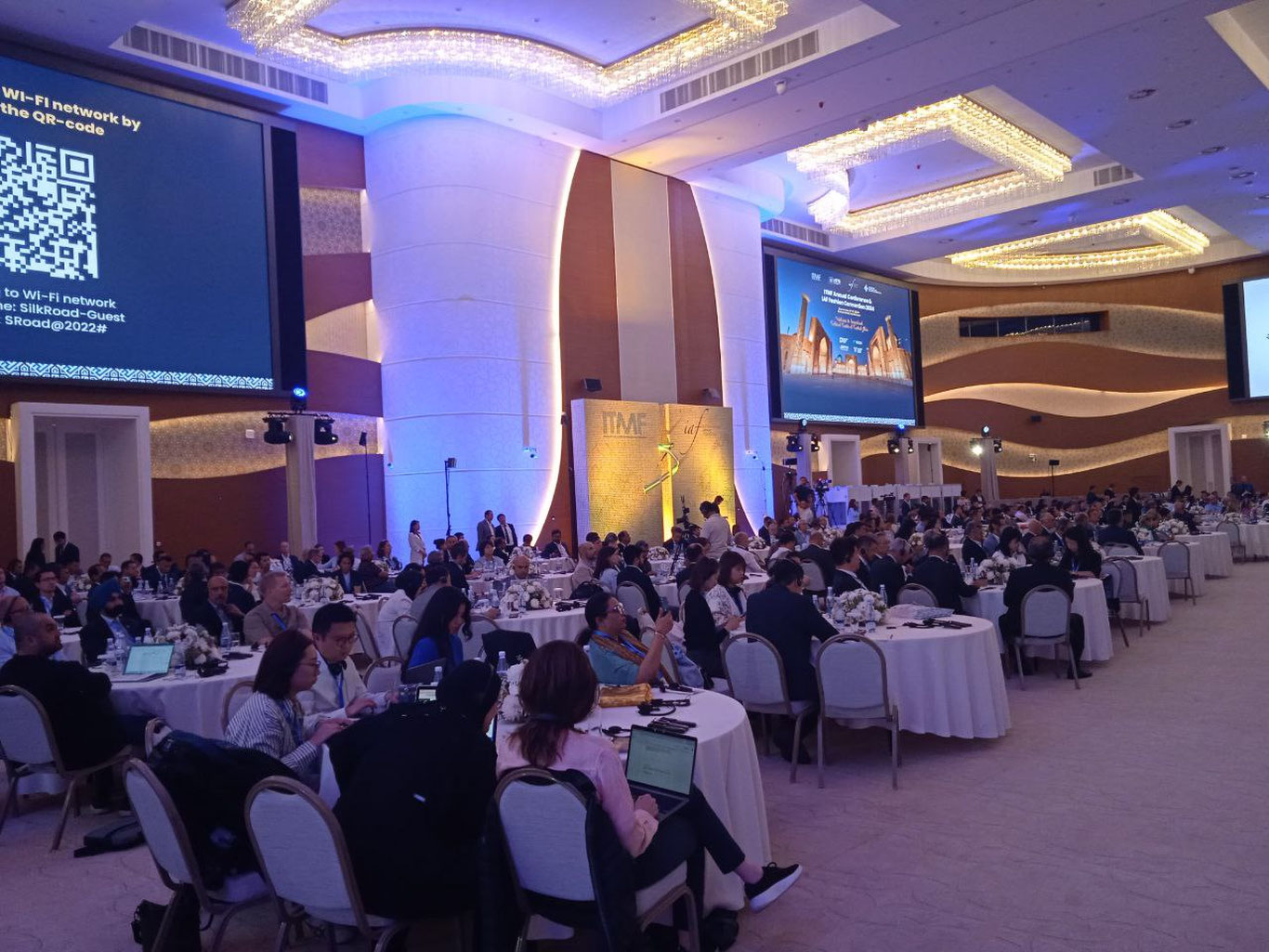 1,5 миллиард долларлик инвестиция, анъанага айланган конференциялар ва модалар намойиши