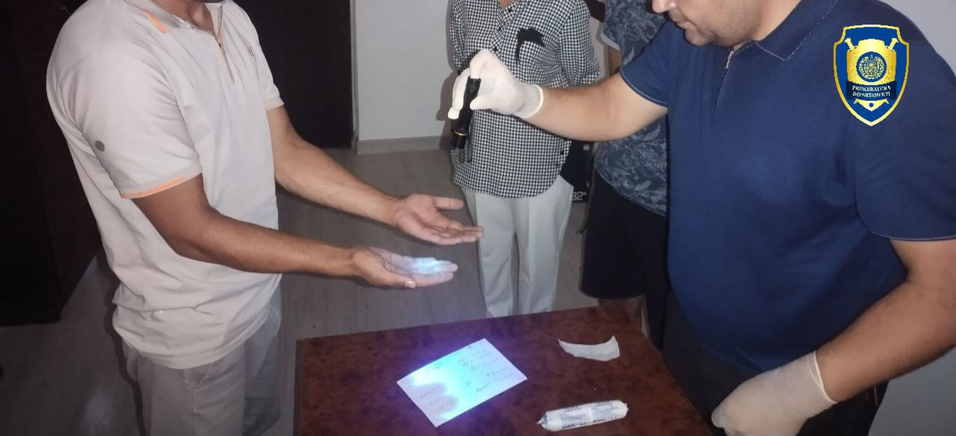 Бухорода институт ўқитувчиси пора билан ушланди