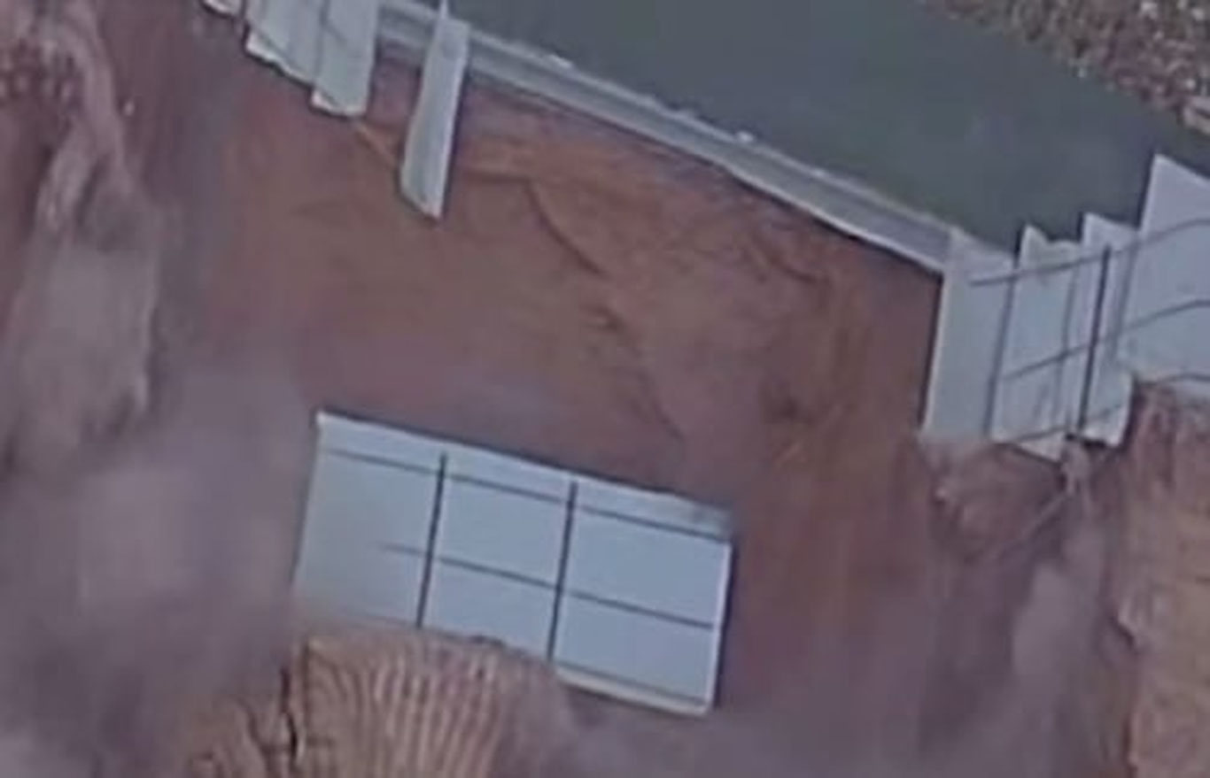 Тошкентда “котлован” сабаб йўлнинг бир қисми ўпирилиб тушди