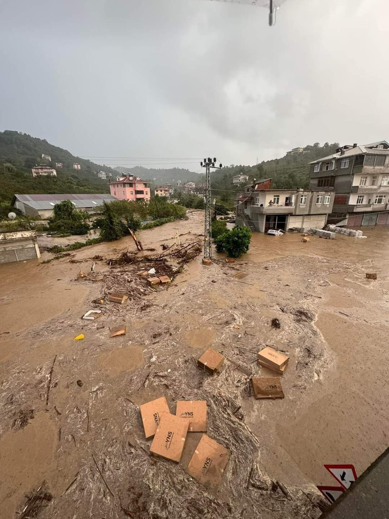 Turkiyaning Trabzon shahrini suv bosdi