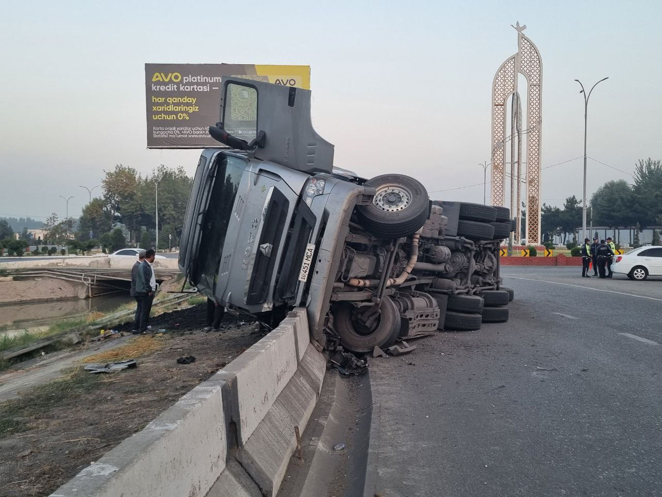 Andijonda yuk mashinasi avariyaga uchrab, ag‘darilib ketdi