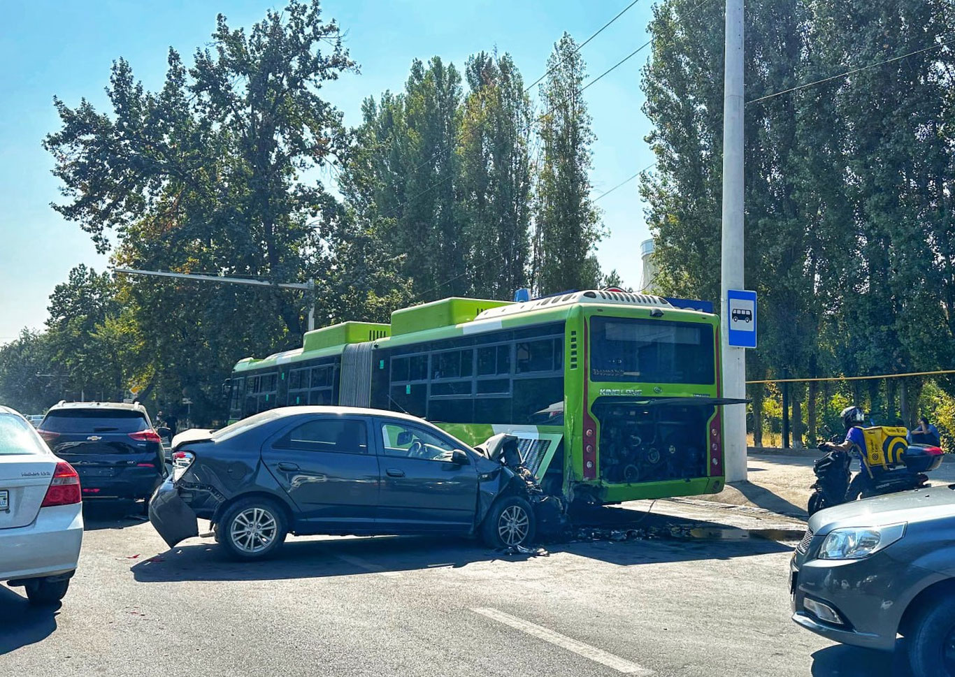 Тошкентда автобус иккита машина билан тўқнашиб кетди