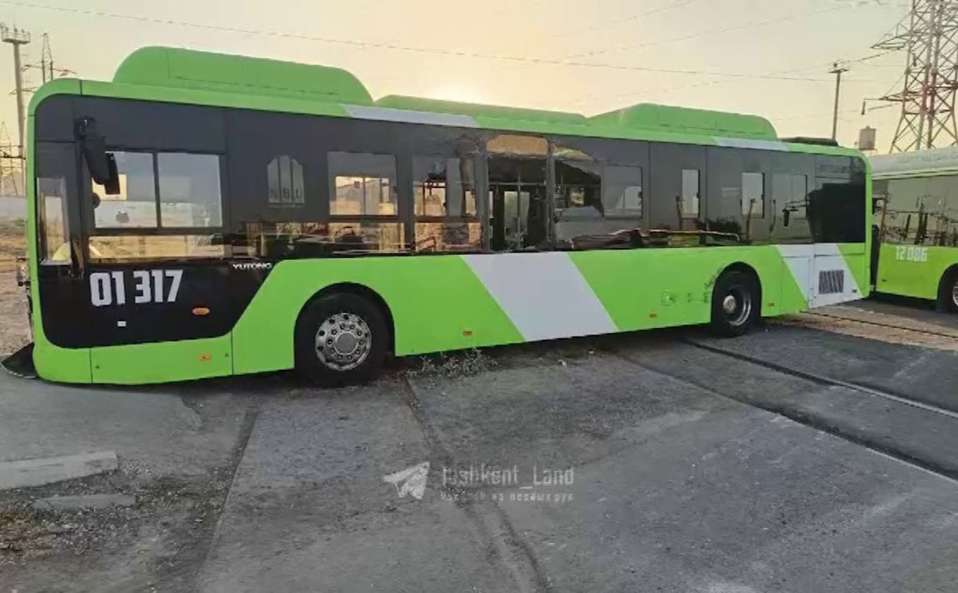 Тошкентда иккита автобус тўқнашиб кетди