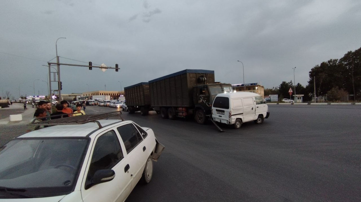 Самарқандда юк машинаси 7 та автомобилни уриб юборди