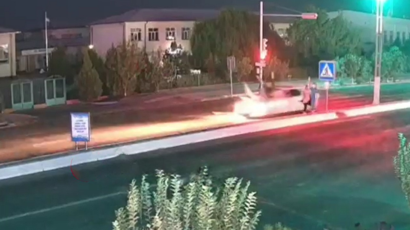 Бухорода Lacetti икки нафар пиёдани уриб кетди