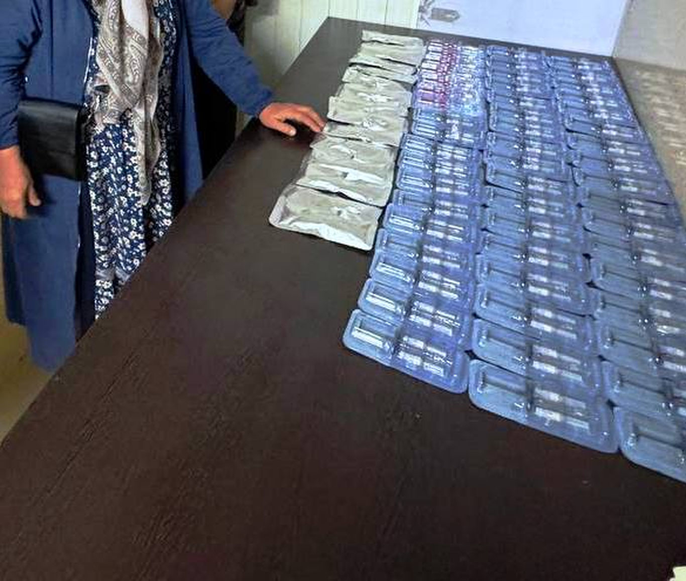 Аёл танасига дори яшириб, чегарадан олиб ўтмоқчи бўлди