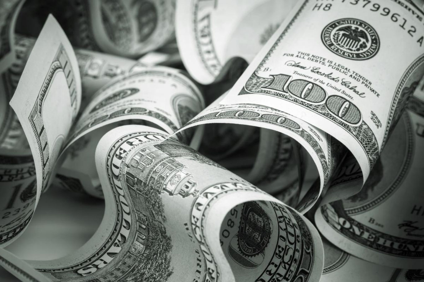 AQSH dollarining rasmiy kursi tushdi
