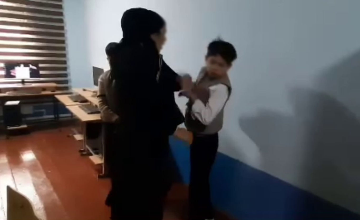Андижонда мактаб директори болаларни калтаклади