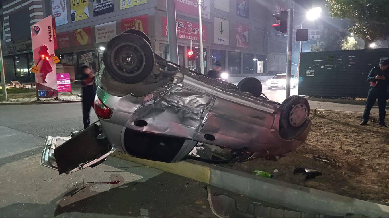 Тошкентда Matiz аварияга учраб, ағдарилиб кетди