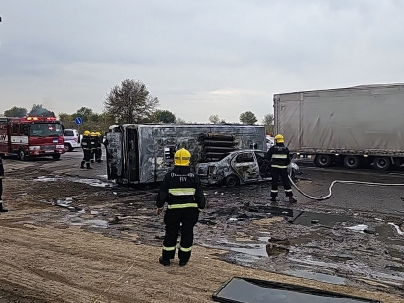 Тошкент вилоятида автобус ва Cobalt ёниб кетди