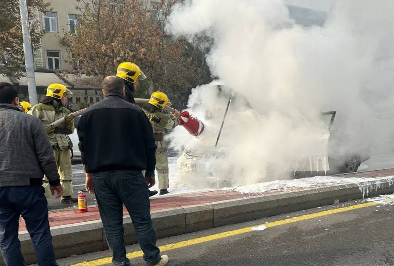 Тошкентда "Lacetti" ёниб кетди