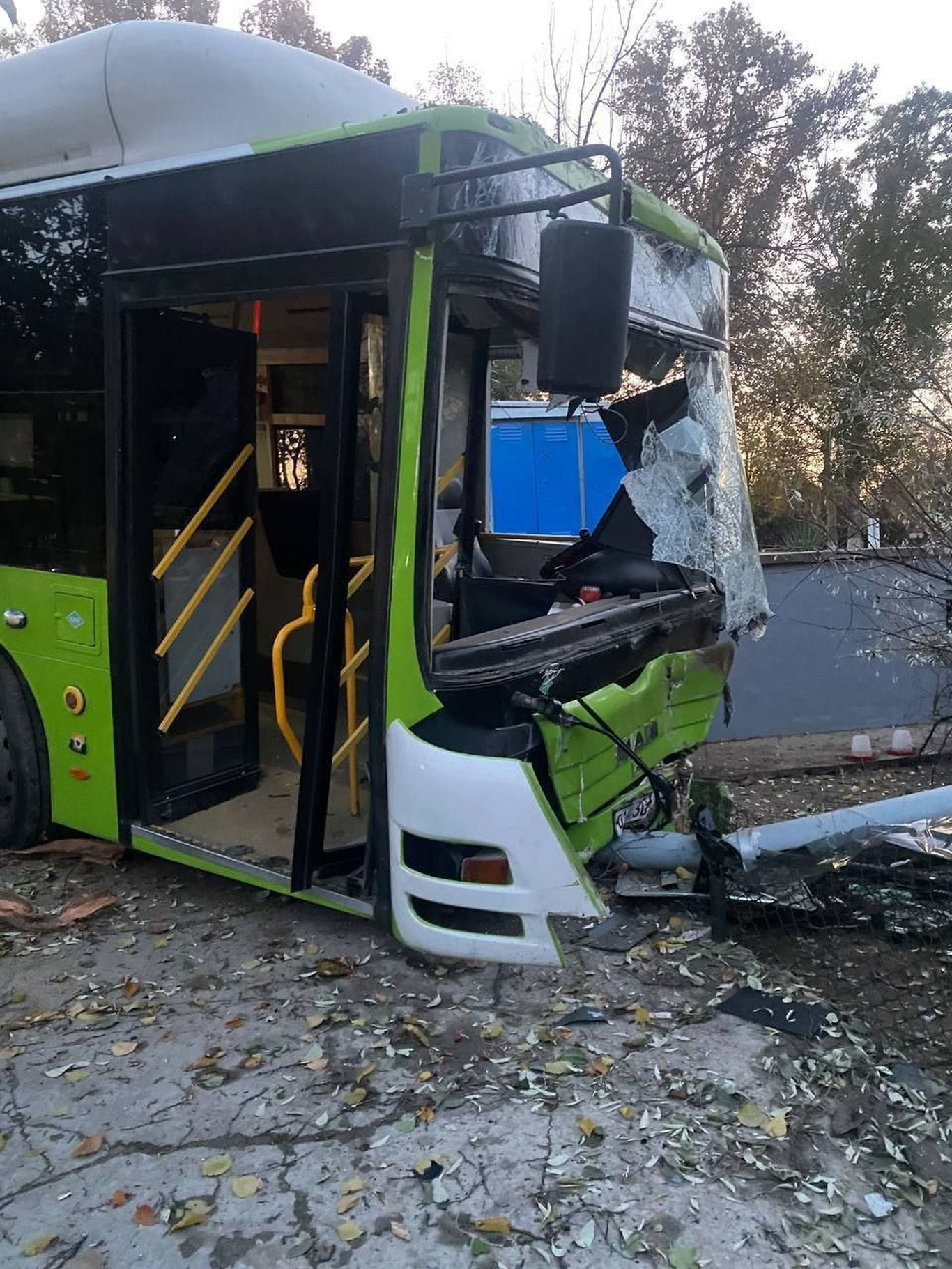 Toshkentda avtobus va Lacetti avariyaga uchradi
