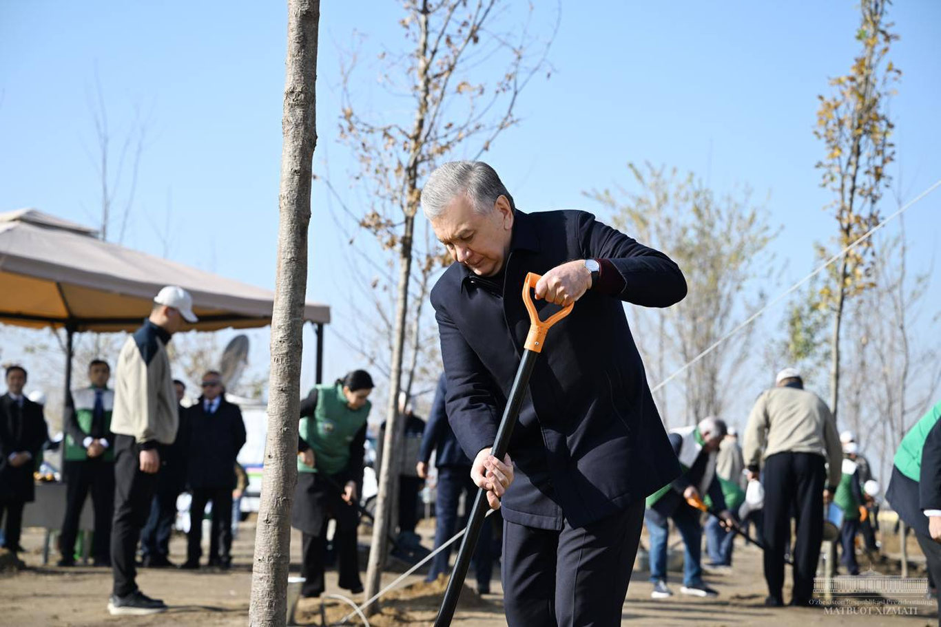 Prezident Toshkentdagi yangi bog‘ga ko‘chat ekdi